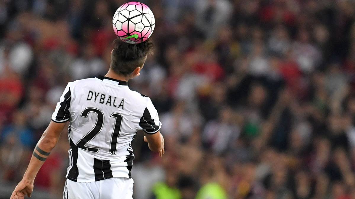 Paulo Dybala, rematando un balón de cabeza