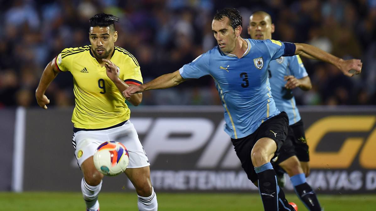 Radamel Falcao, luchando por un balón con Diego Godín