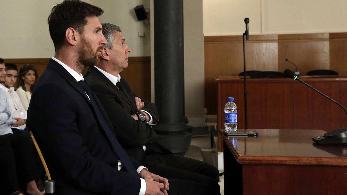 Leo Messi y su padre, sentados en el banquillo de los acusados