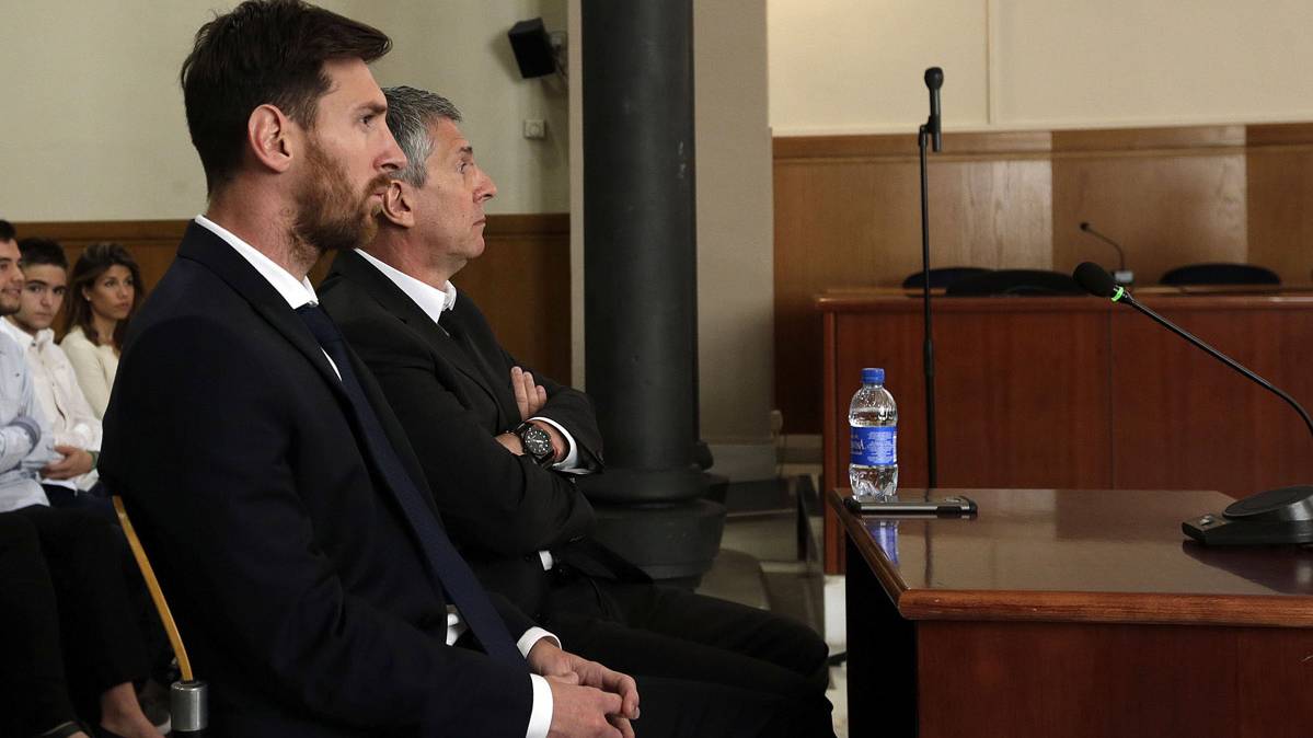 Leo Messi and his father, seated in the bench of the accused