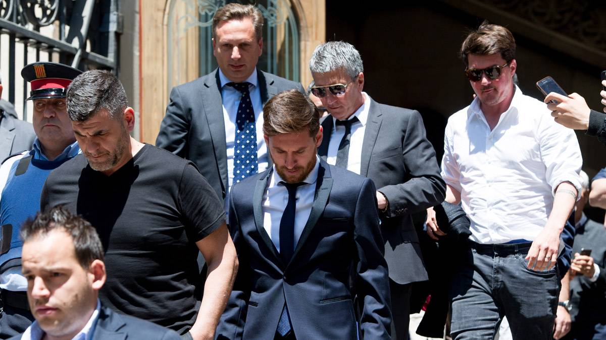 Leo Messi and his father, going out of the Audience of Barcelona