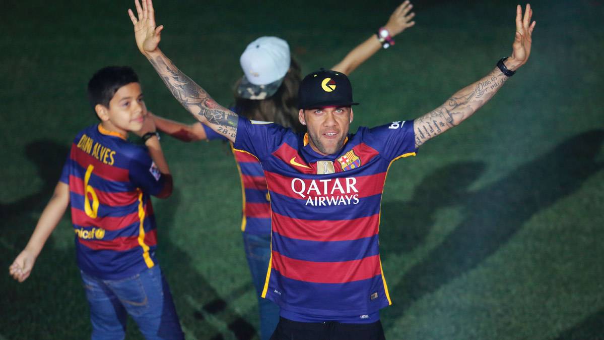 Dani Alves, durante la celebración del doblete en el Camp Nou