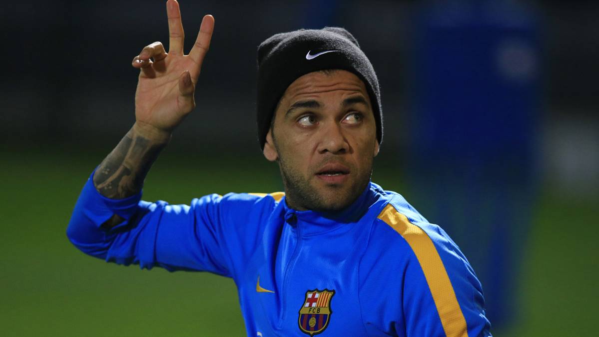 Dani Alves, greeting before a session of training