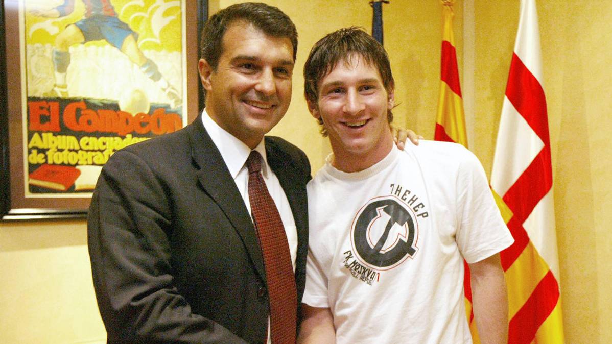 Joan Laporta, beside Messi in an image of archive of 2005