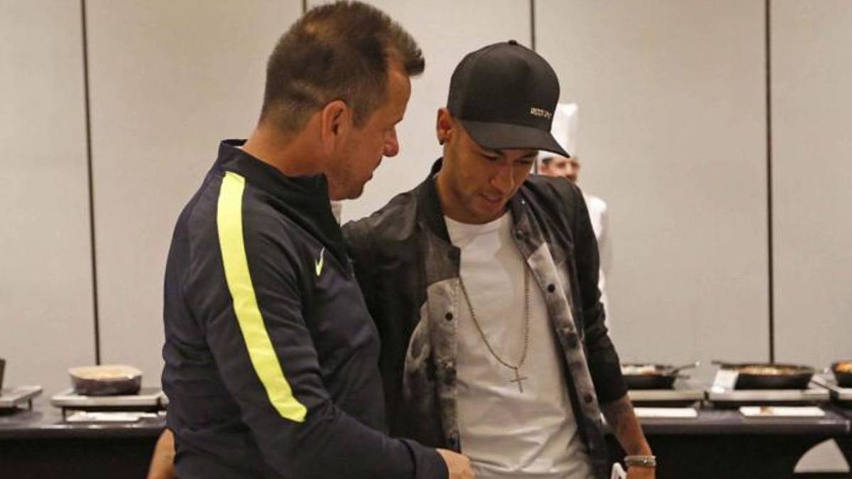 Neymar Jr junto a Carlos Dunga en su visita a la selección de Brasil