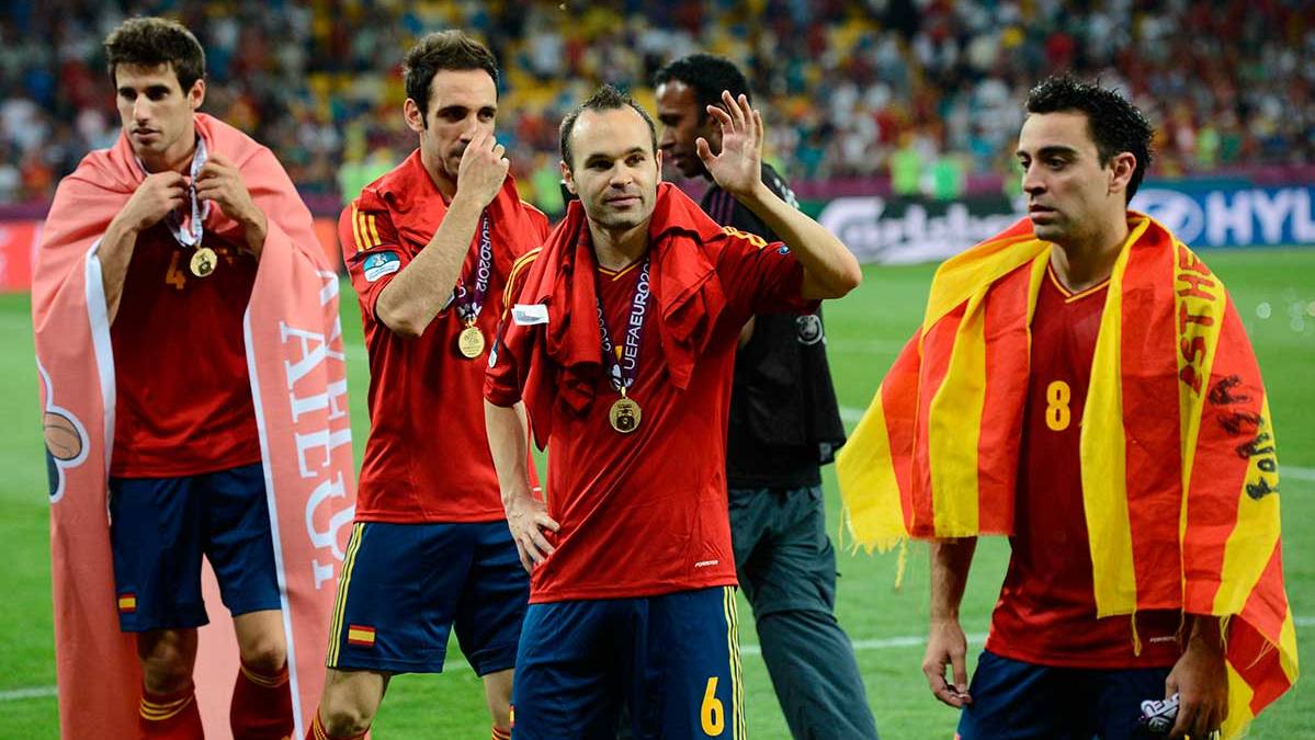 Andrés Iniesta y Xavi Hernánez celebrando la Eurocopa de 2012