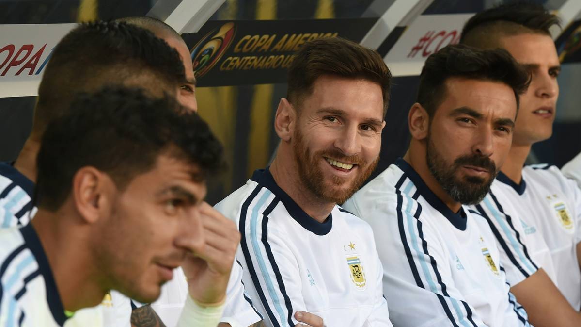 Leo Messi, sentado en el banquillo del Argentina-Chile