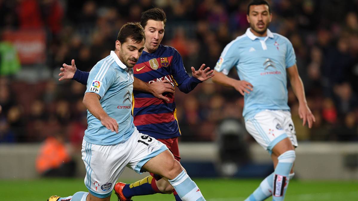 Jonny, defendiendo un balón de la presión de Leo Messi