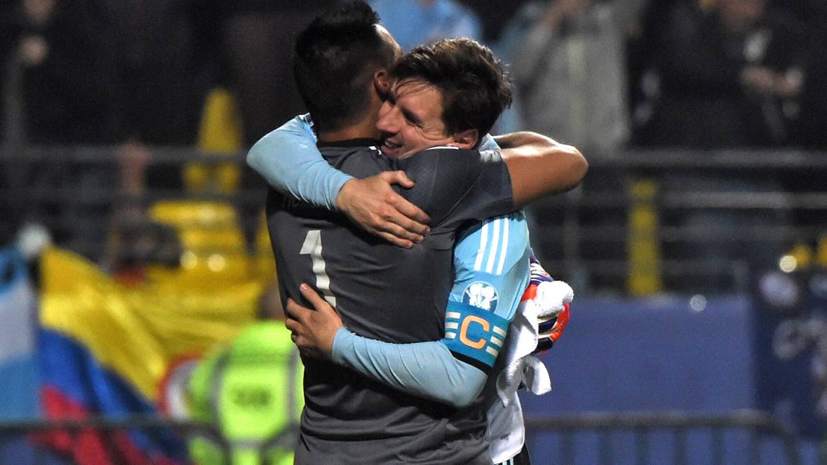 Sergio Romero and Messi, embracing after a triumph of Argentina