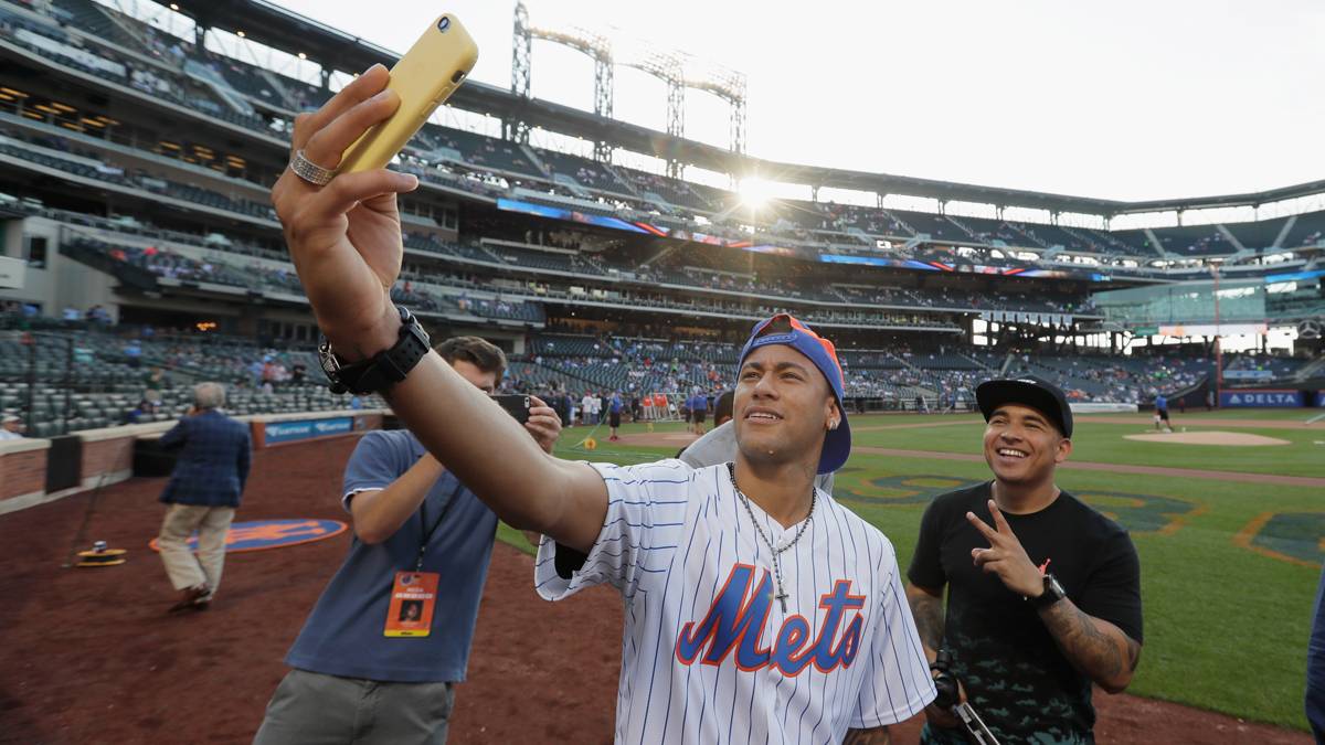 Neymar Jr, en el campo de béisbol de los Mets