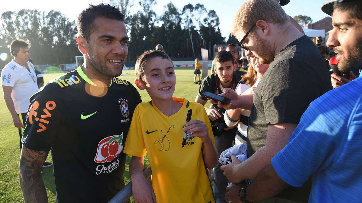 Dani Alves, attending to the fans after a training