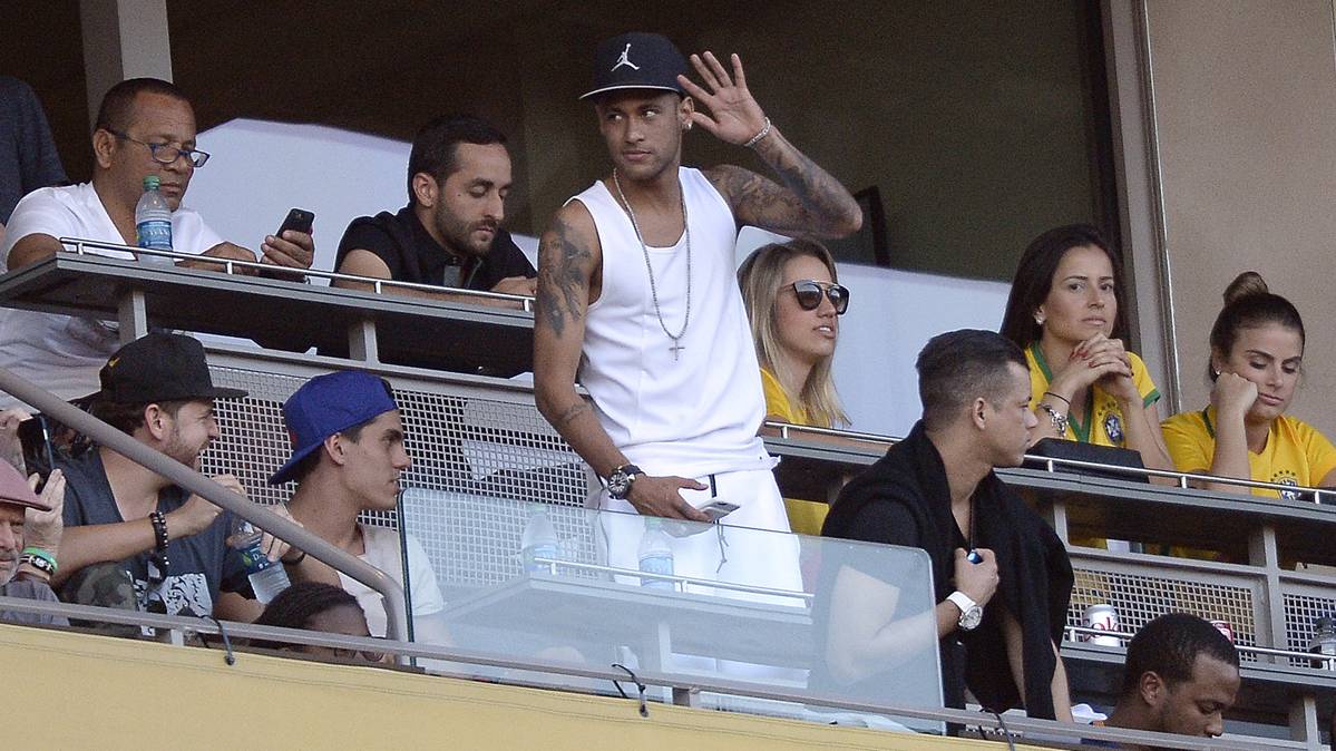 Neymar Jr, presenciando el partido de Brasil contra Ecuador