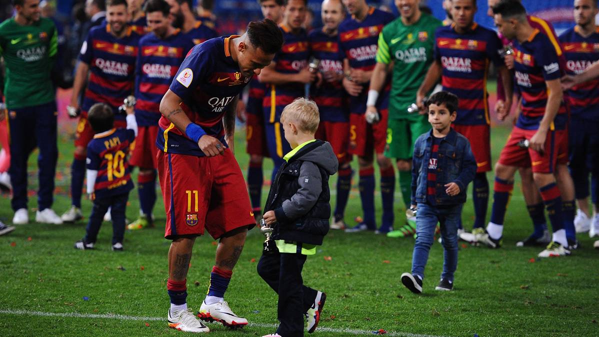Neymar Jr, bailando con su hijo David Lucca en la celebración del doblete