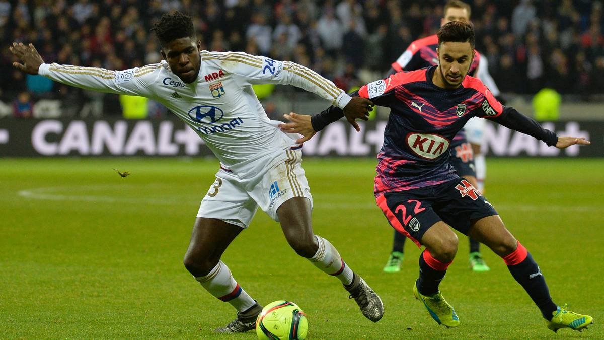 Umtiti, defendiendo un balón con la camiseta del Olympique de Lyon
