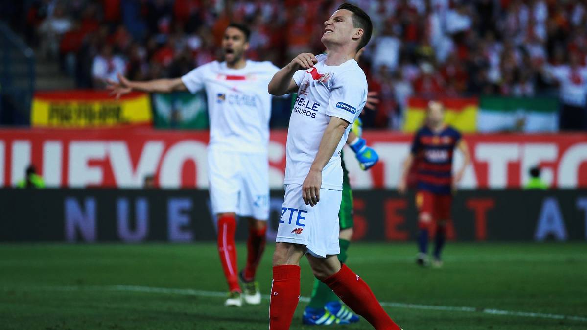 Kevin Gameiro, celebrating a marked goal to the FC Barcelona