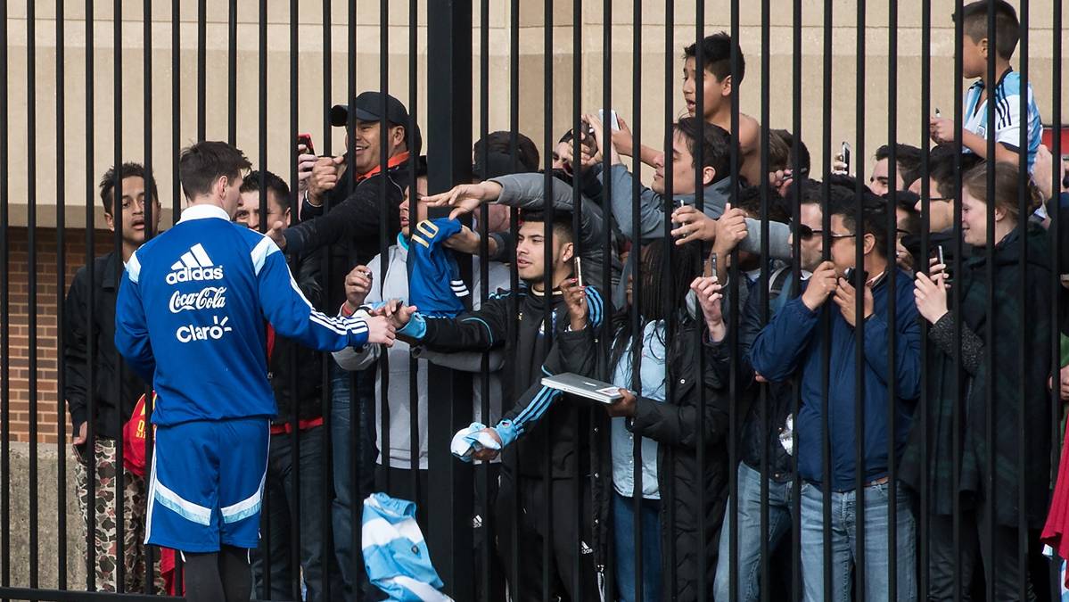 Leo Messi, greeting to the fans in an image of archive