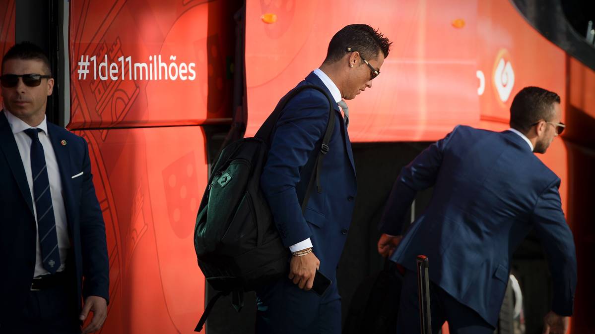 Cristiano Ronaldo, bajándose del autobús de Portugal