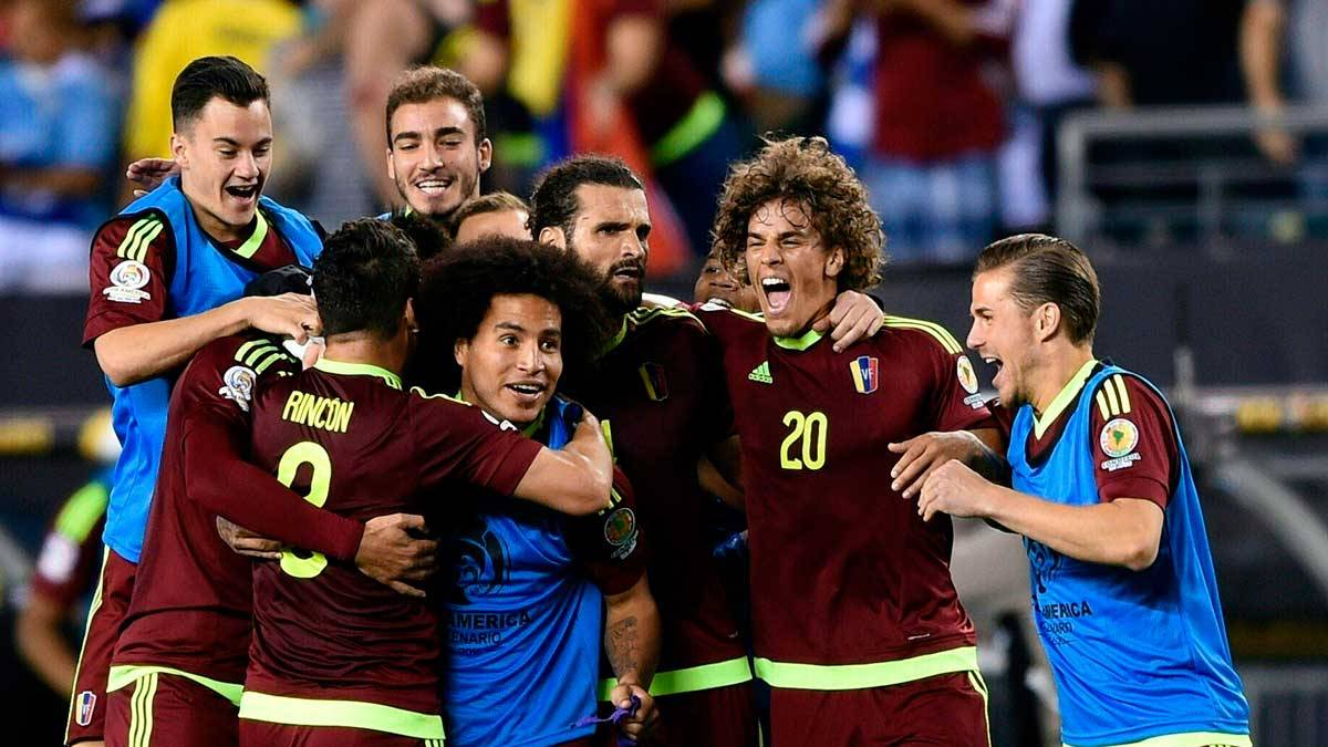 The players of Venezuela celebrate the victory in front of Uruguay in the Glass Centenarian America 2016