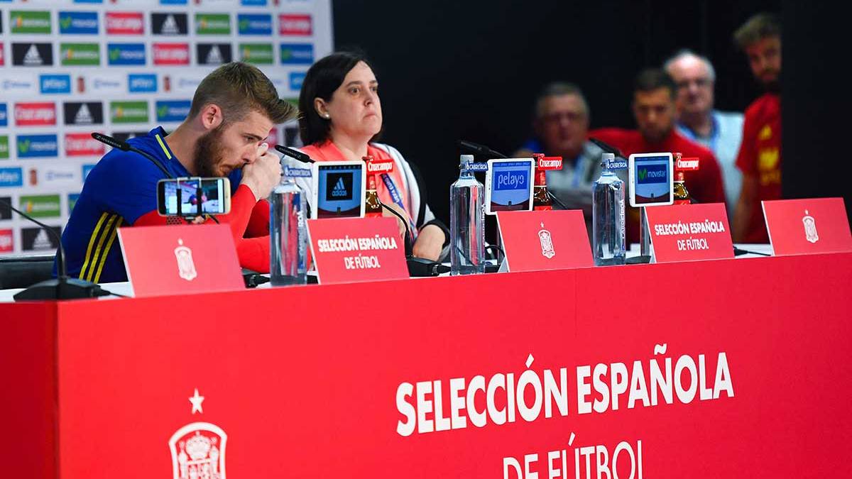 David de Gea en la conferencia de prensa, con Jordi Alba y Gerard Piqué de fondo apoyándole