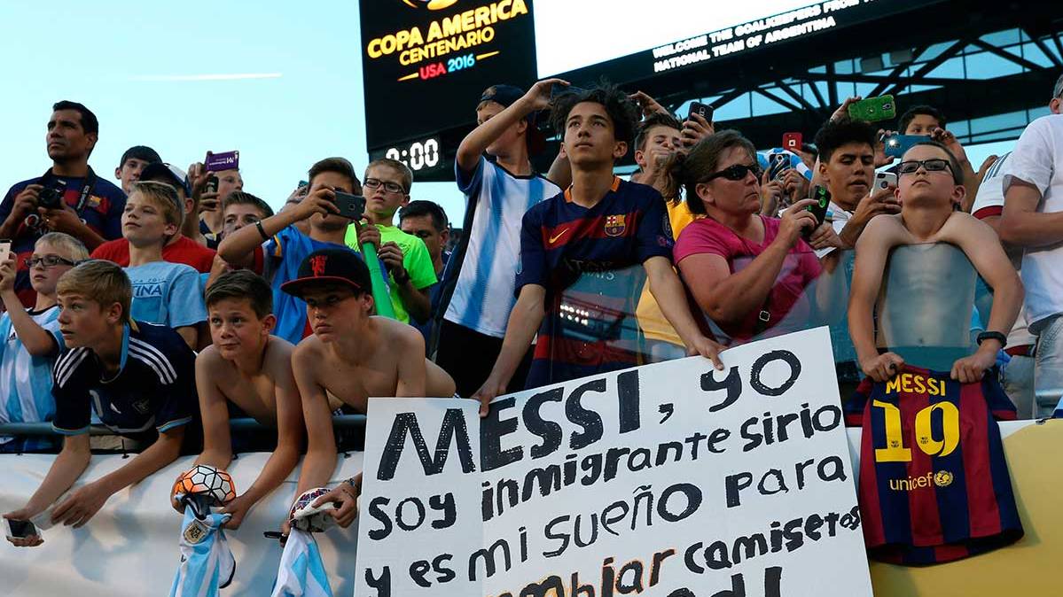 La afición de Chicago, entregada a Leo Messi