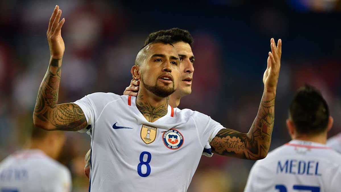 Arturo Vidal celebrates the second goal achieved in front of Bolivia in to the Glass Centenarian America