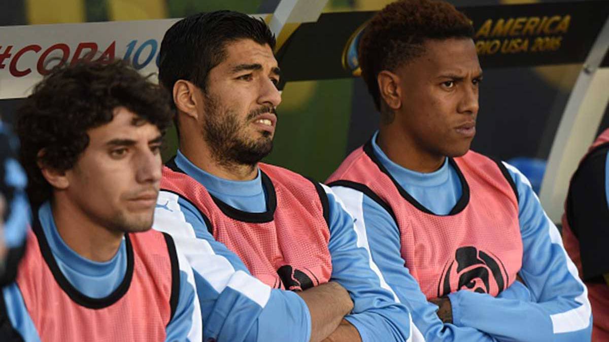 Luis Suárez in the bench in the party in front of Venezuela