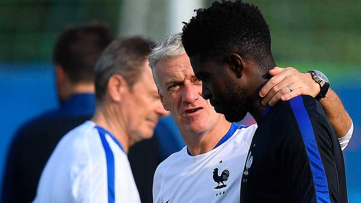 Didier Deschamps aconsejando a Samuel Umtiti en un entrenamiento con Francia