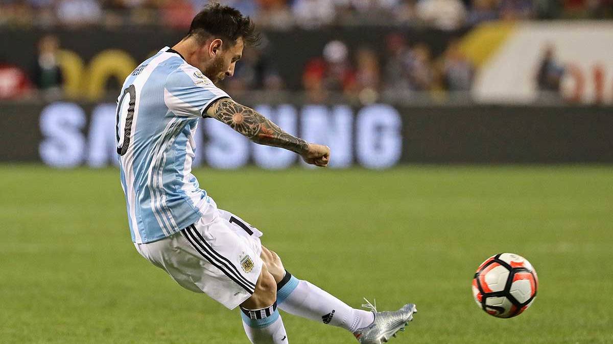 Leo Messi lanzando una falta en esta Copa América 2016