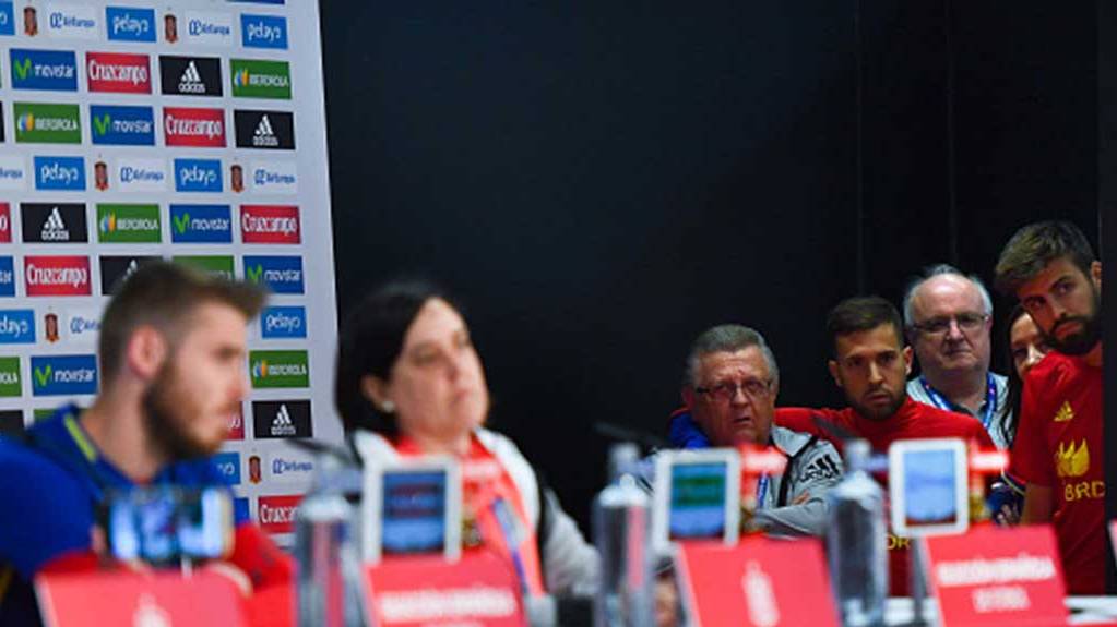 Jordi Alba y Gerard Piqué junto a De Gea en su rueda de prensa