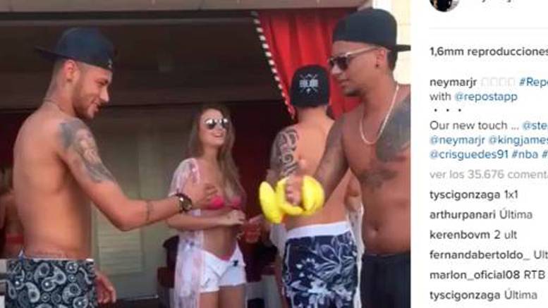 Neymar Jr, of party with some friends while it played Brazil