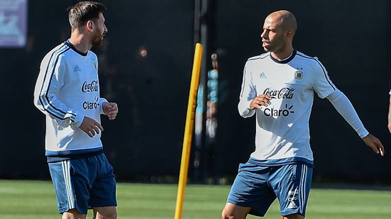 Leo Messi, training with Argentina beside Mascherano