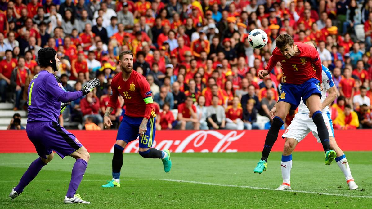 Gerard Piqué, anotando el gol de España contra la República Checa