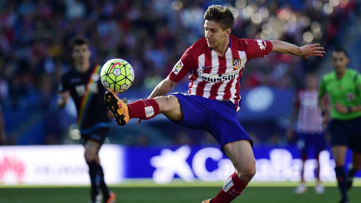 Luciano Vietto, controlando un balón en un partido del Atlético