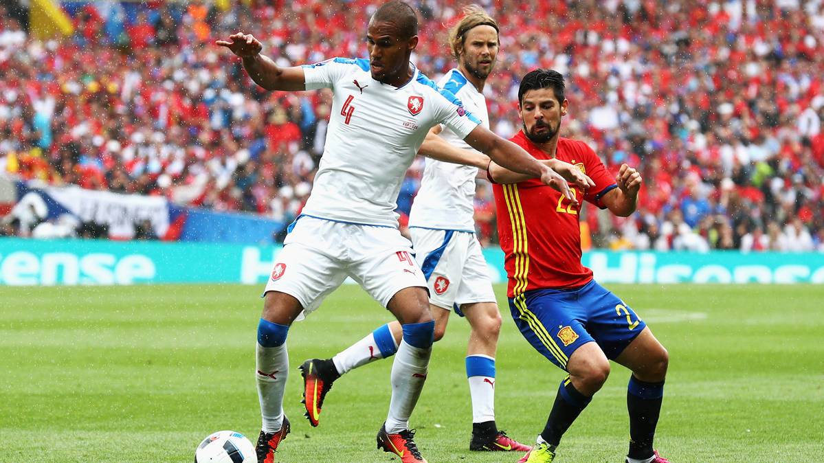 Nolito, struggling by a balloon with Selassie, of the Czech Republic
