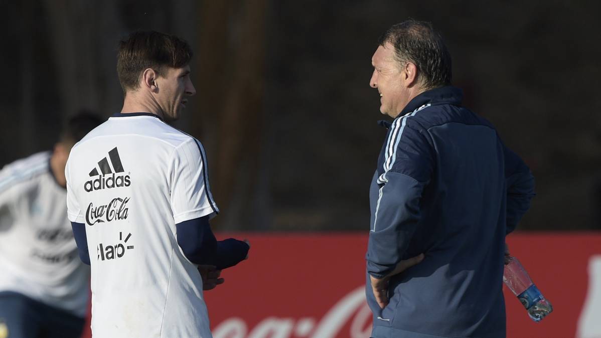 Leo Messi, charlando con Gerardo Martino en un entreno