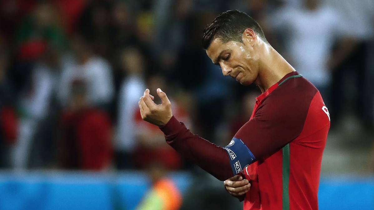 Cristiano Ronaldo, quitándose el brazalete de capitán tras el fiasco ante Islandia