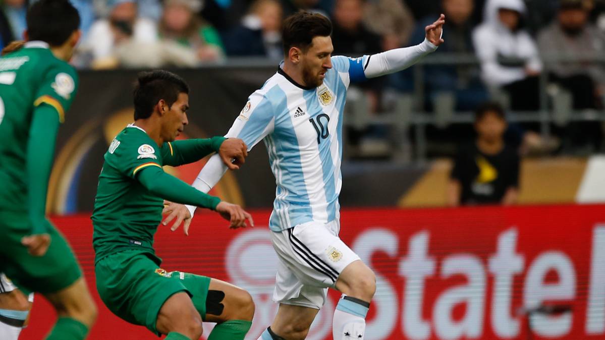 Leo Messi estuvo muy bien marcado por los defensores de Bolivia