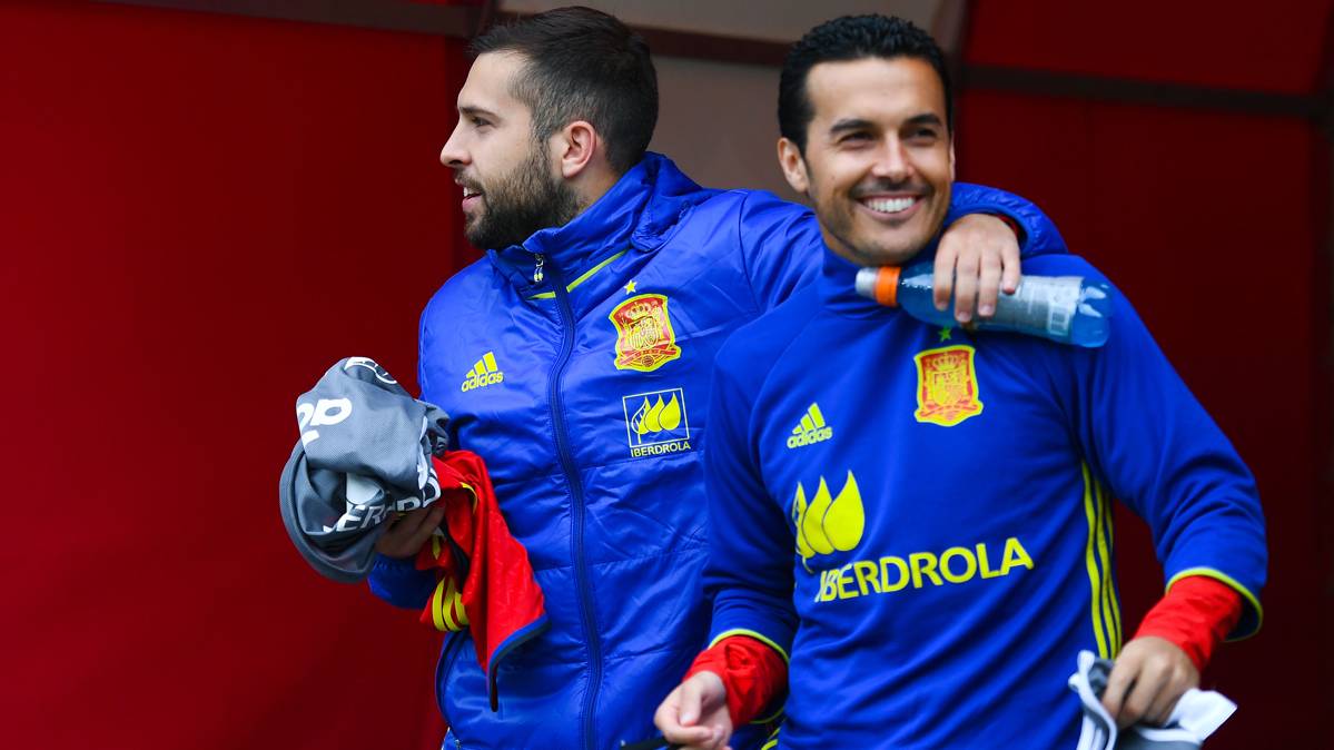 Pedro Rodríguez, bromeando junto a Jordi Alba