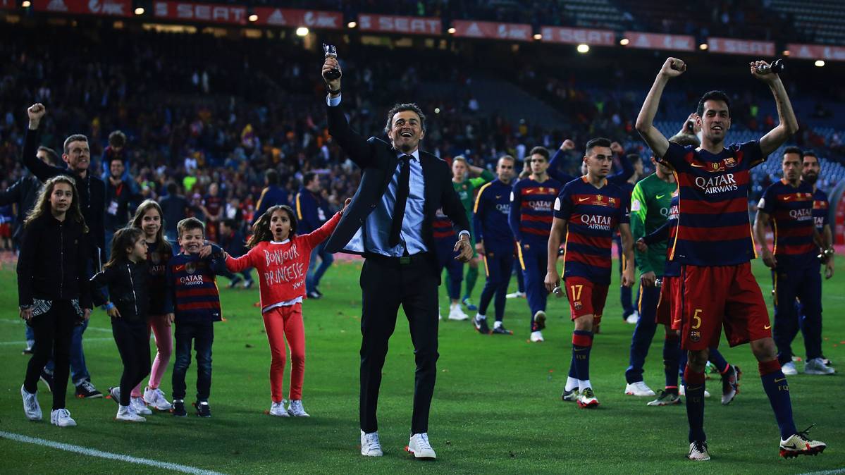 El FC Barcelona, celebrando con la afición el título de Copa del Rey