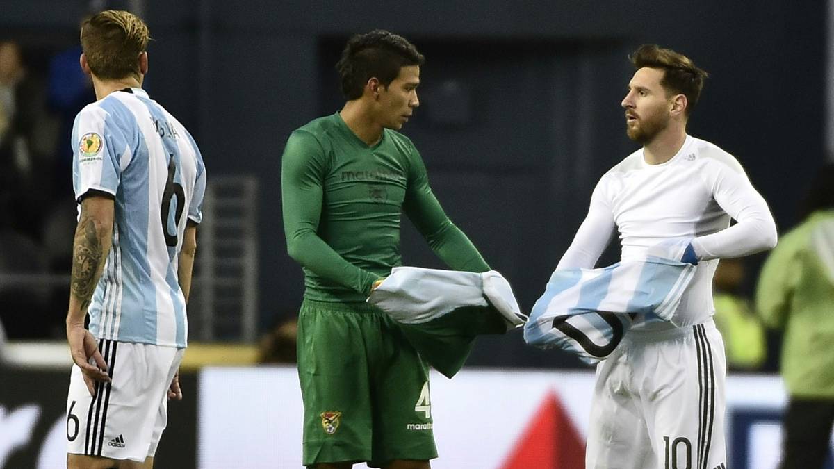 Leo Messi, intercambiándose la camiseta con un jugador de Bolivia