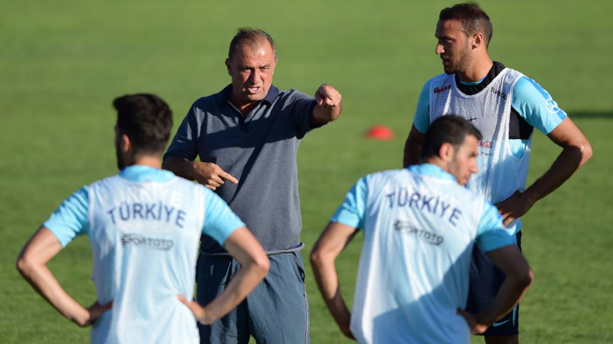 El seleccionador de Turquía, Fatih Terim, dirigiendo un entrenamiento