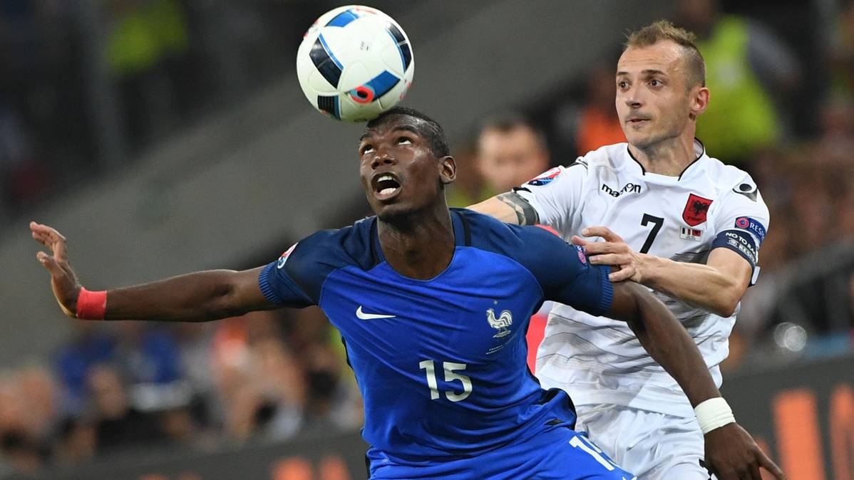 Pogba, luchando por un balón con un jugador de Albania