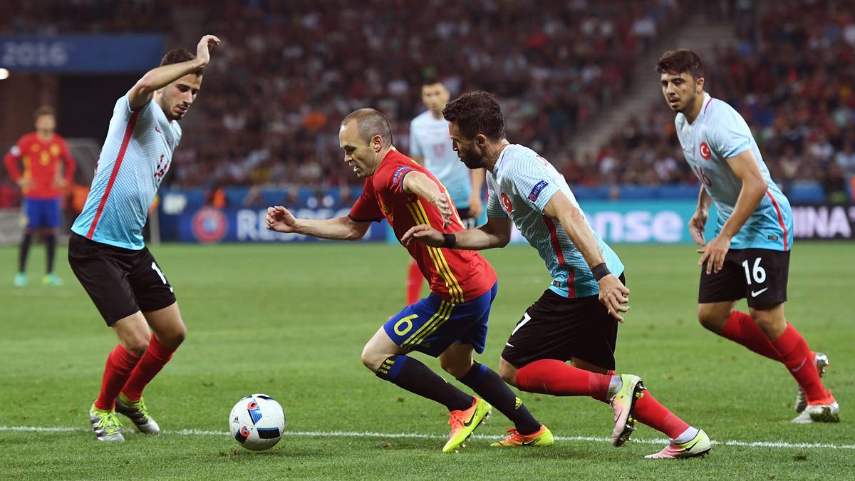 Andrés Iniesta, surrounded of players of Turkey