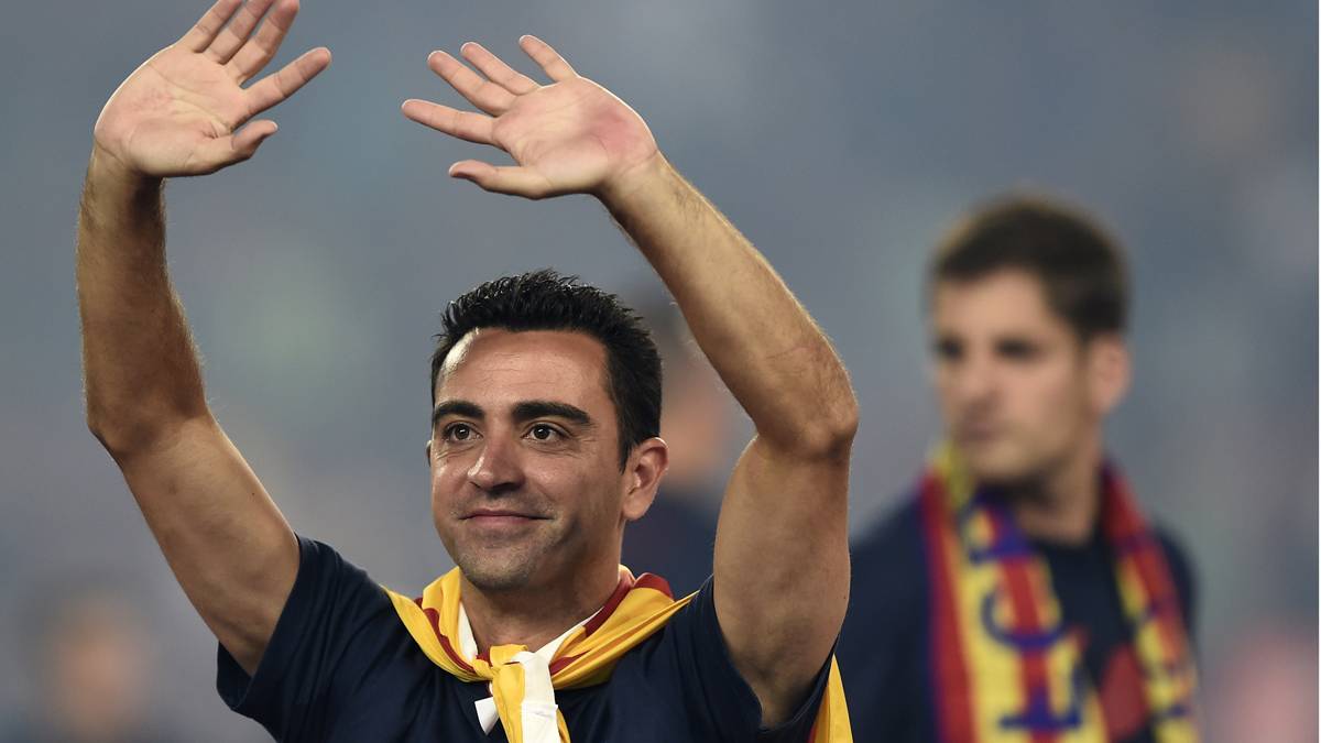 Xavi Hernández, despidiéndose de la afición del Barça