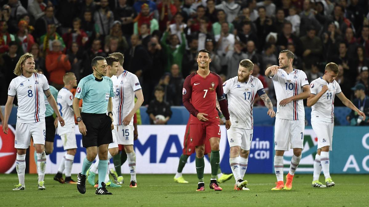 Cristiano Ronaldo, marchándose al vestuario tras empatar ante Islandia