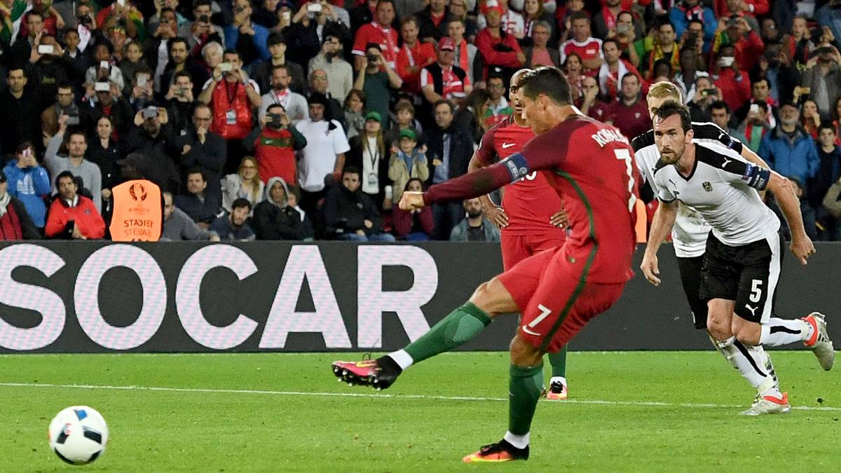 Cristiano Ronaldo, chutando el penalti que envió al palo ante Austria