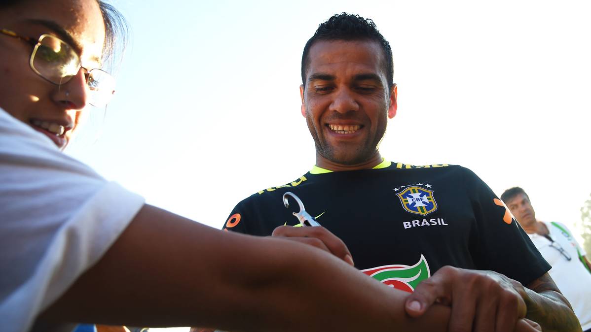 Dani Alves, firmando autógrafos en un entrenamiento de Brasil
