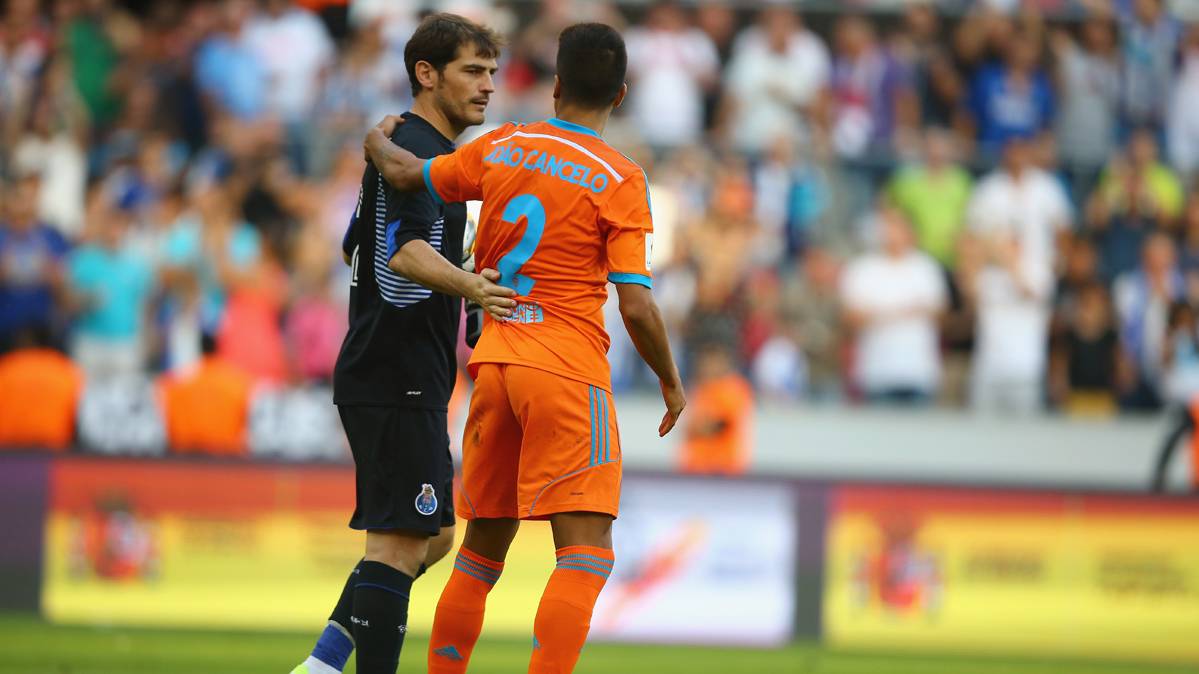 Joao Cancelo, charlando amistosamente con Iker Casillas