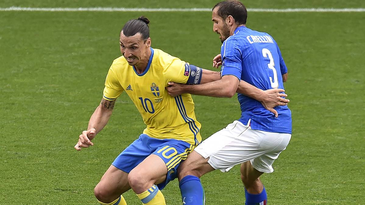 Zlatan Ibrahimovic, being defended by Giorgio Chiellini