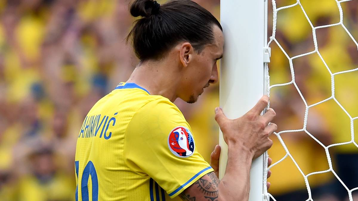 Zlatan Ibrahimovic, lamentándose tras una ocasión fallada con Suecia